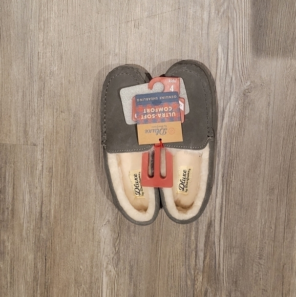 𝅺Size: 4 | Kid's Dearfoam Fireside Indoor/Outdoor Shearling Moccasin - Picture 2 of 4